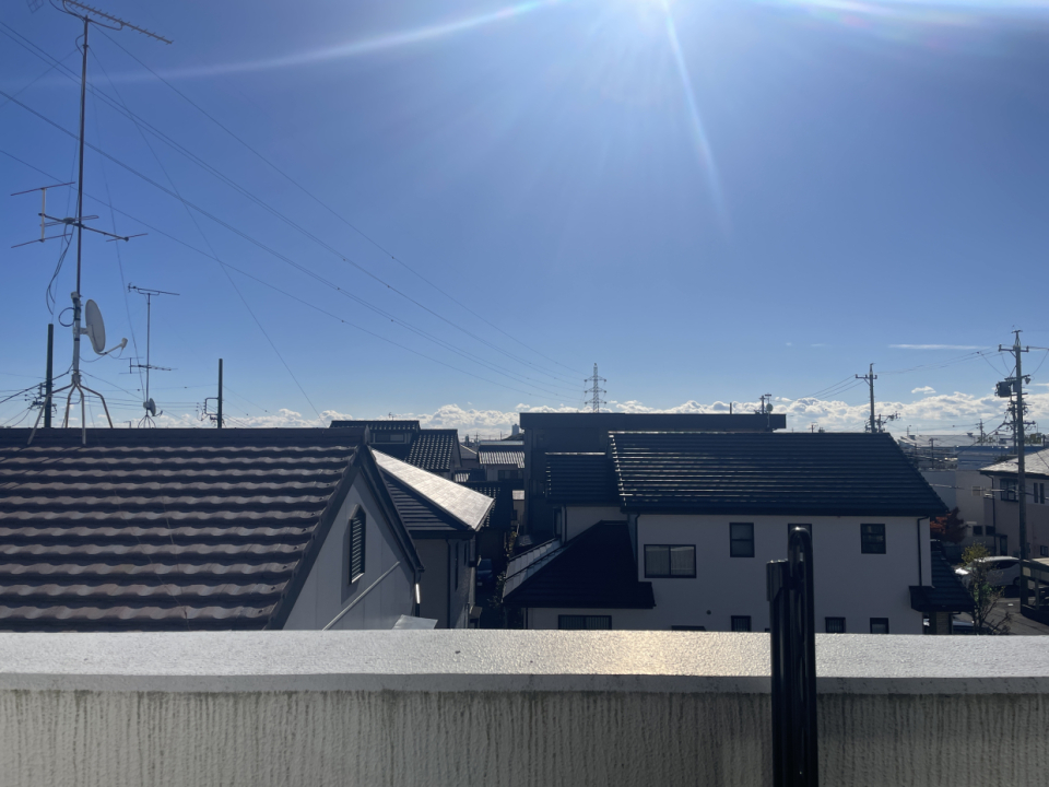 目の前にビルやマンションがないので、お日さまとマンツーマンで会えますよ。