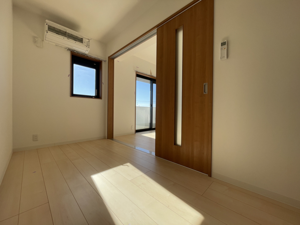 各部屋に窓があるため、両方開けておくと、スゥーっと風が吹き抜けますよ。