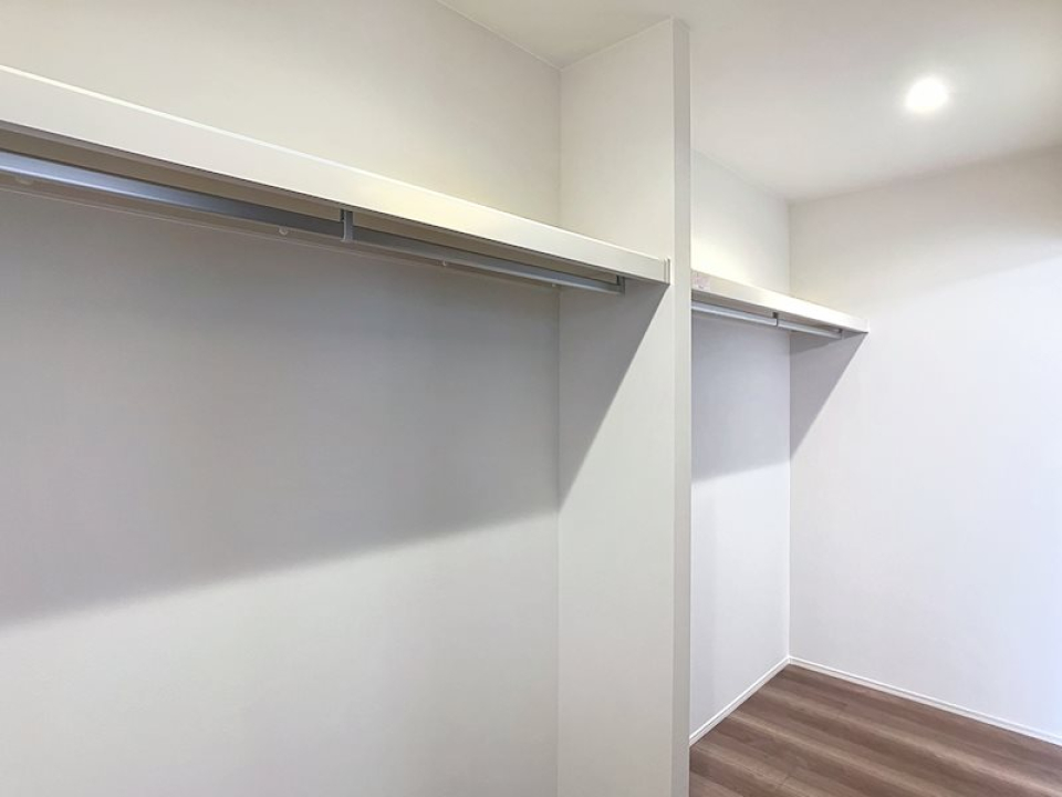 左右両側から侵入できる広々WICがあるんです！