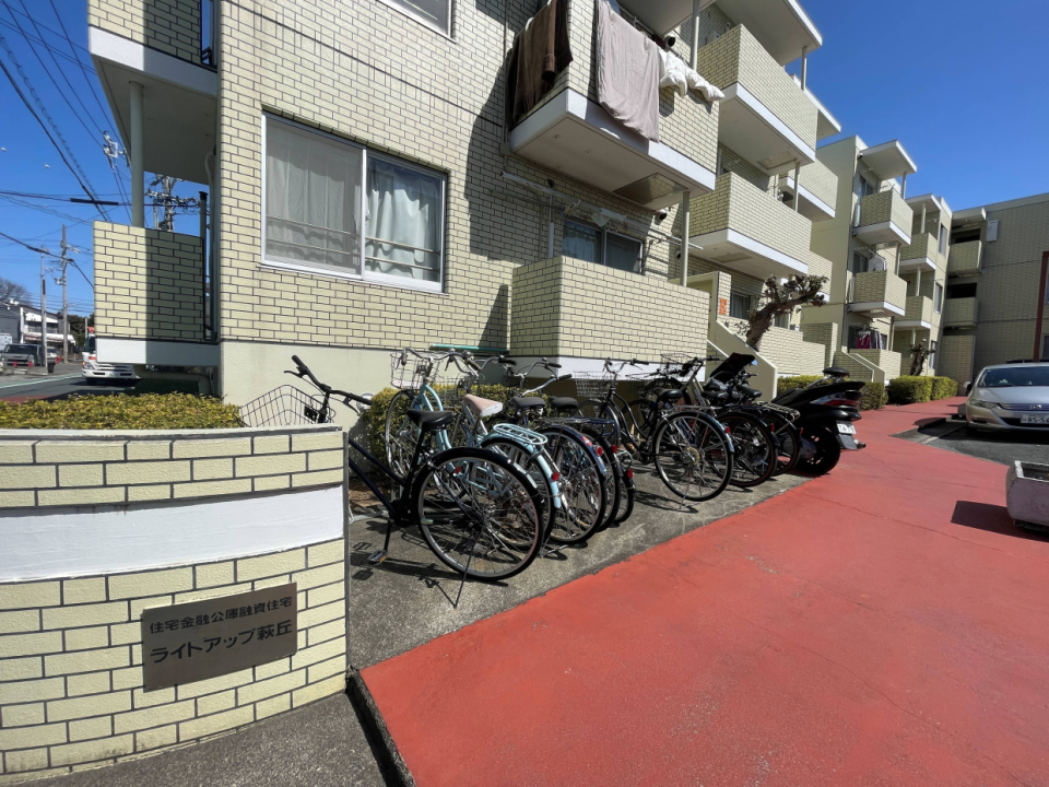 マンション入り口の駐輪場