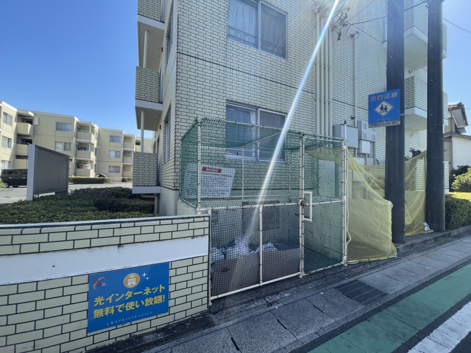マンション前にごみ集積所