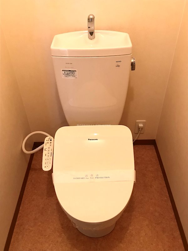 温水洗浄便座付きのトイレ