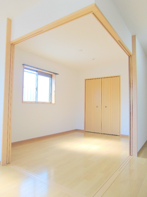 こちらは5.3帖の洋室