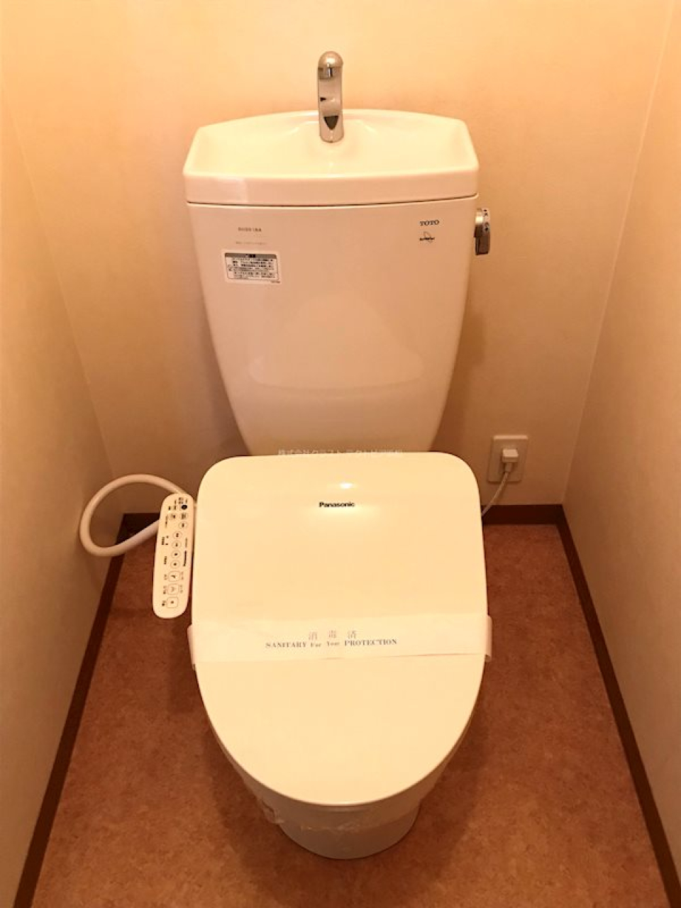 温水洗浄便座付きのトイレ