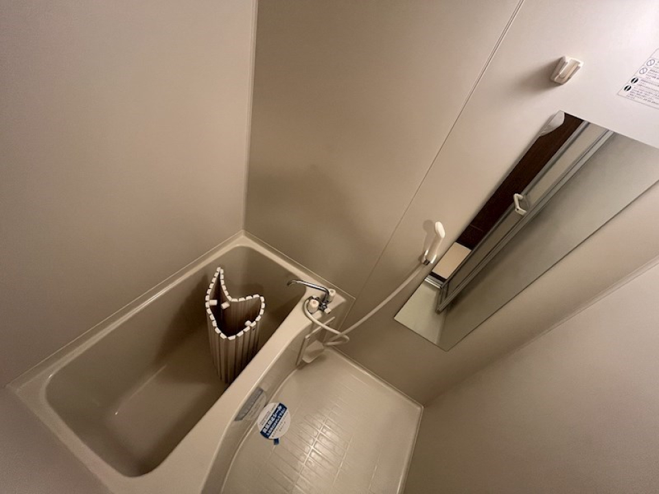 浴槽はコンパクトだけど、鏡があるのは嬉しい