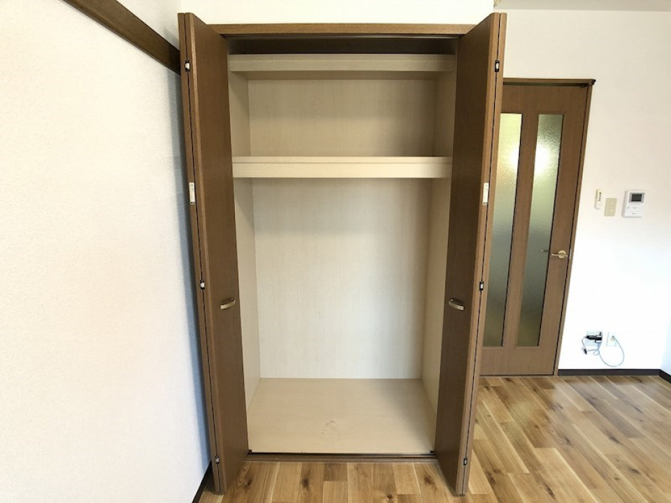 あまり使わないものは箱に入れて上の棚に収納