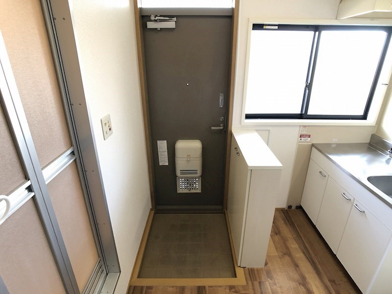 キッチン横からは自然光が降り注ぎます