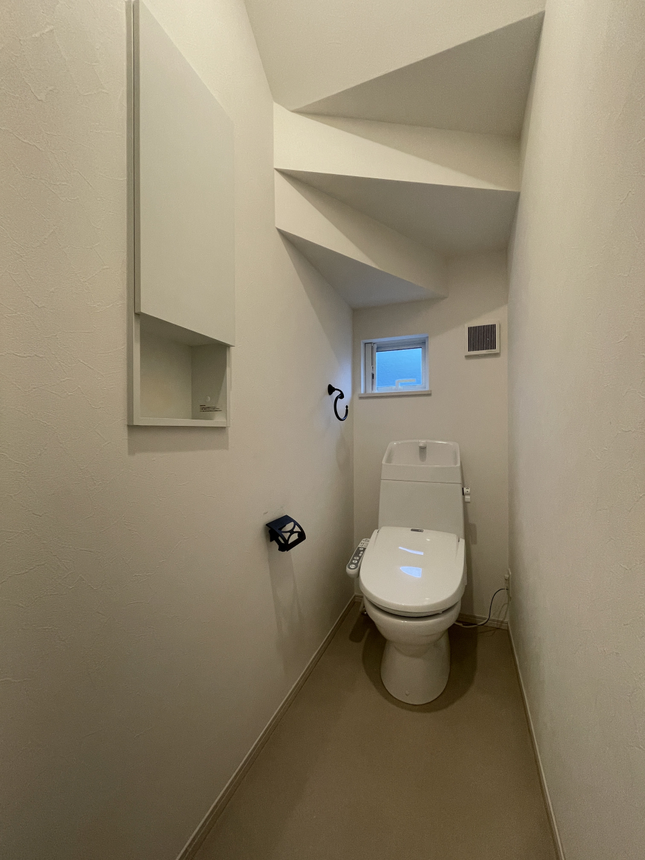 1階トイレは階段下を有効活用しています