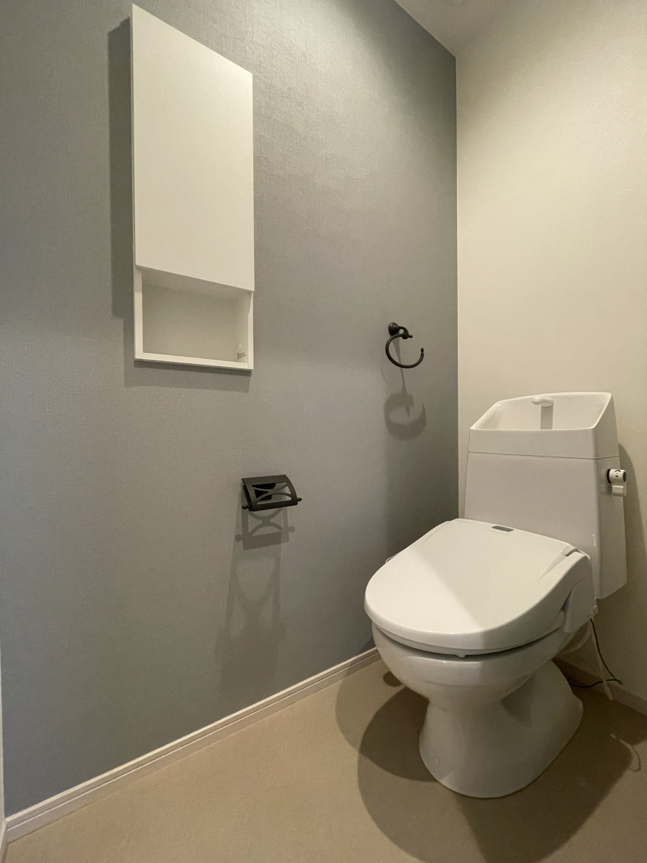 2階にもトイレあります。くすみカラーのアクセントクロスがかわいい