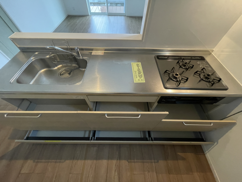 お料理捗る3口コンロ付き。収納もたっぷり