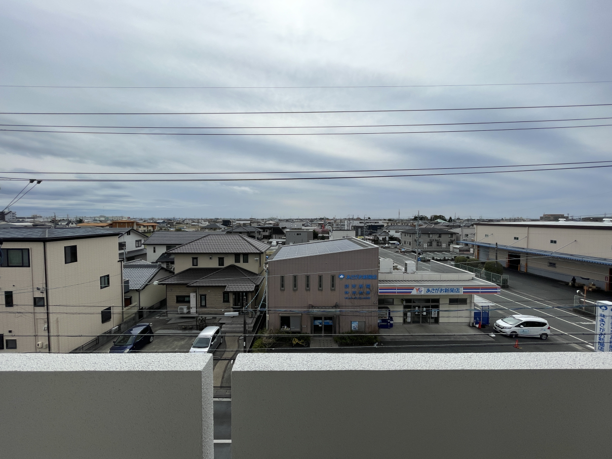 ベランダからの景色。周りに高い建物がないので視線は気にならない