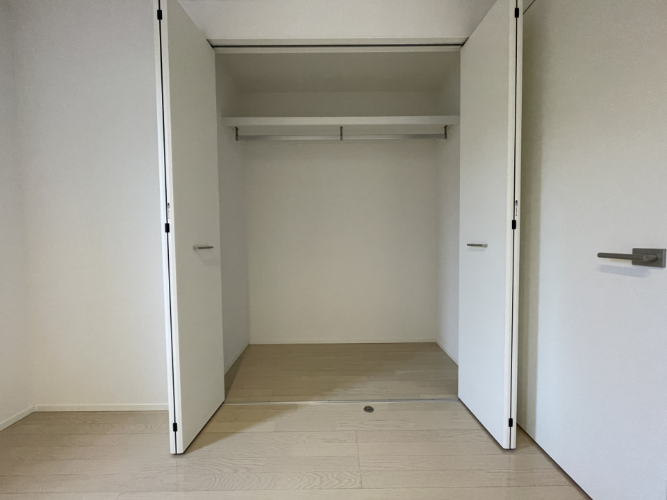 1階の各部屋にこのサイズの収納が付いているのでお洋服たっぷり入ります。