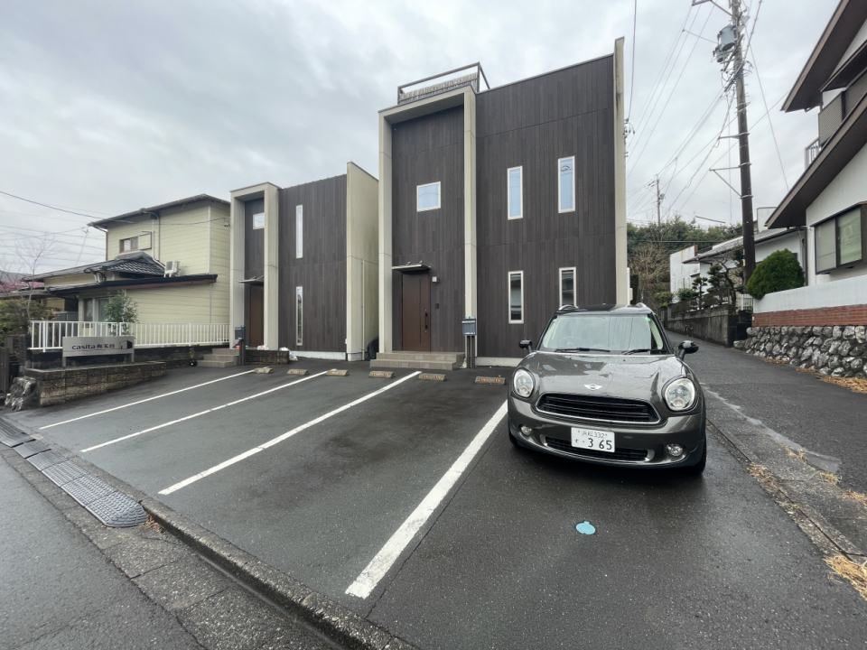 駐車場は建物前。大きめの車でも停められそうです。