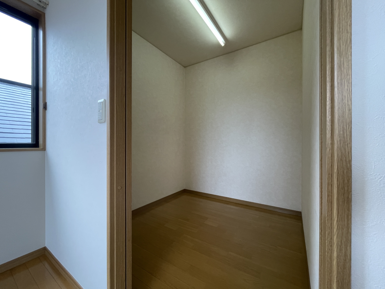 ウォークインクローゼットにはプラケースなど活用して収納しましょう