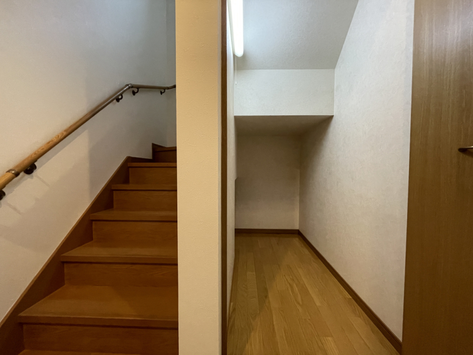 最後に1階へ。階段下に収納があります。掃除用具やストックなどを入れましょう