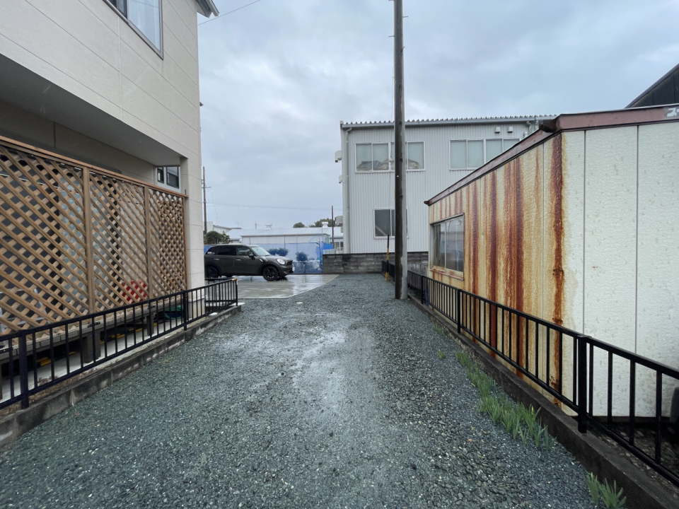 旗竿地のため駐車には少し慣れが必要かも、、