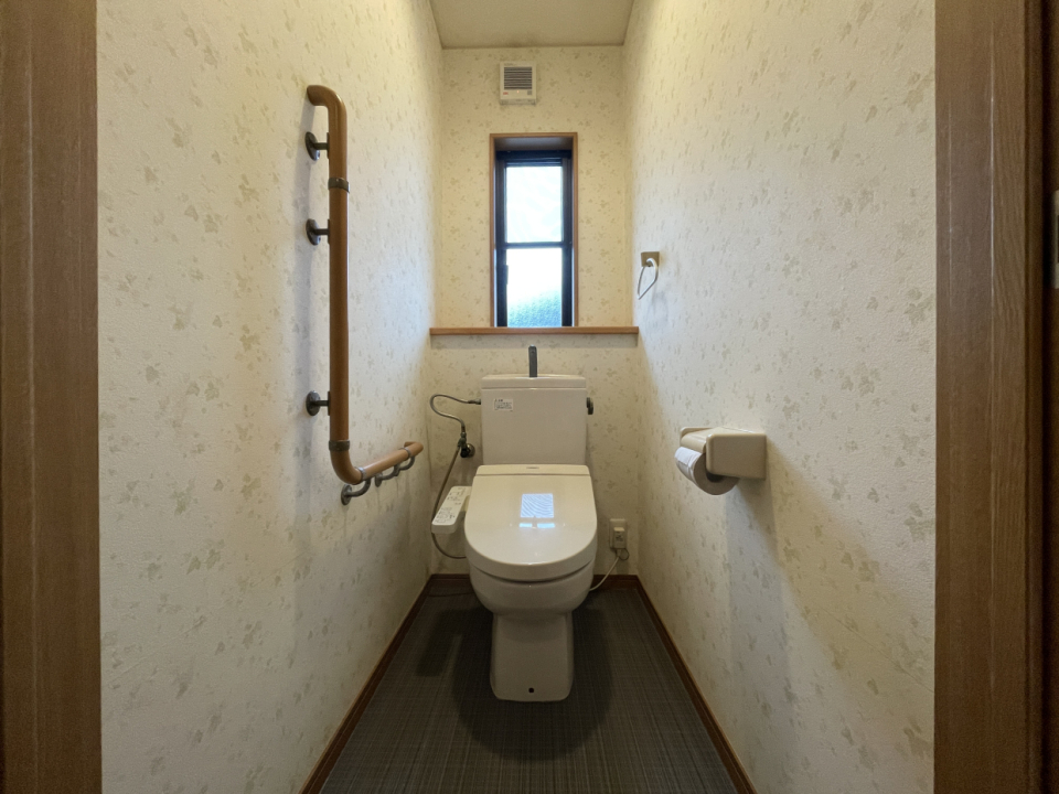 1・2階にそれぞれ手すり付きのトイレがあります