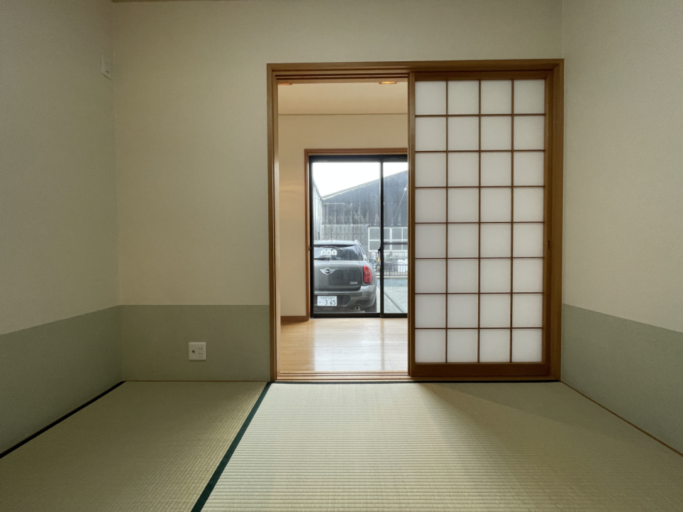 和室の南側、駐車場前には広縁。晴れている日は襖からの光がきれいそうです。