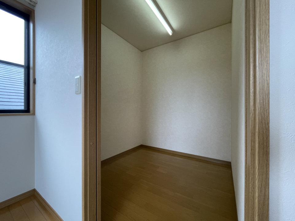 ウォークインクローゼットにはプラケースなど活用して収納しましょう