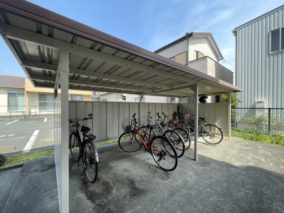 駐輪場完備。高丘地区なら自転車でも生活できちゃいますね。