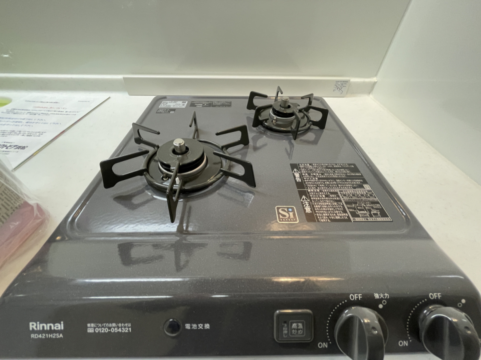 コンロは2口ガスコンロ付き。