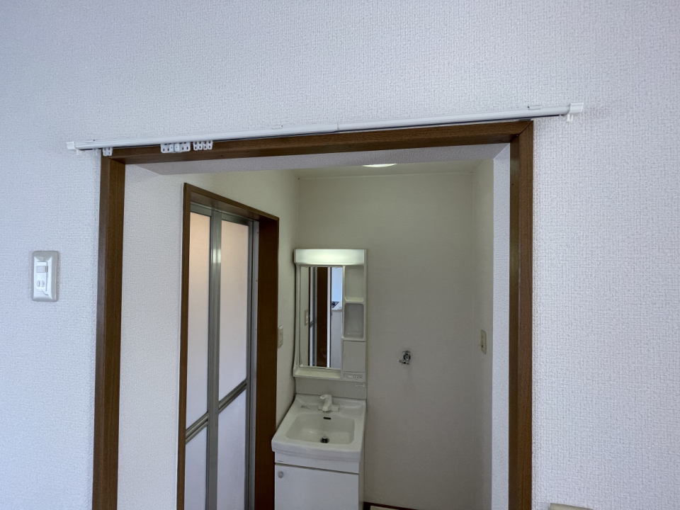 洗面、脱衣所は扉はなく、カーテンでの仕切りになります。