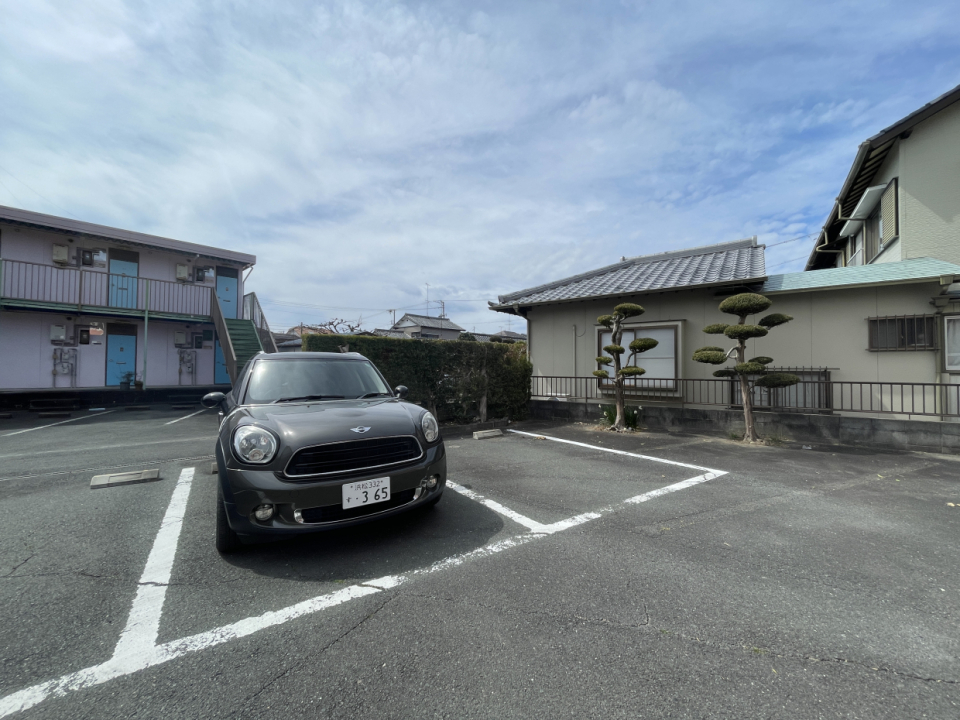 駐車場は建物前。