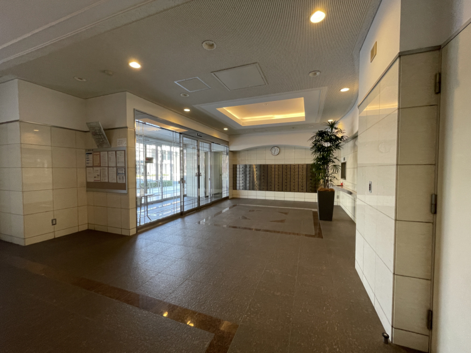 エントランスホール。しっかり管理されており、共有部がとっても綺麗でした