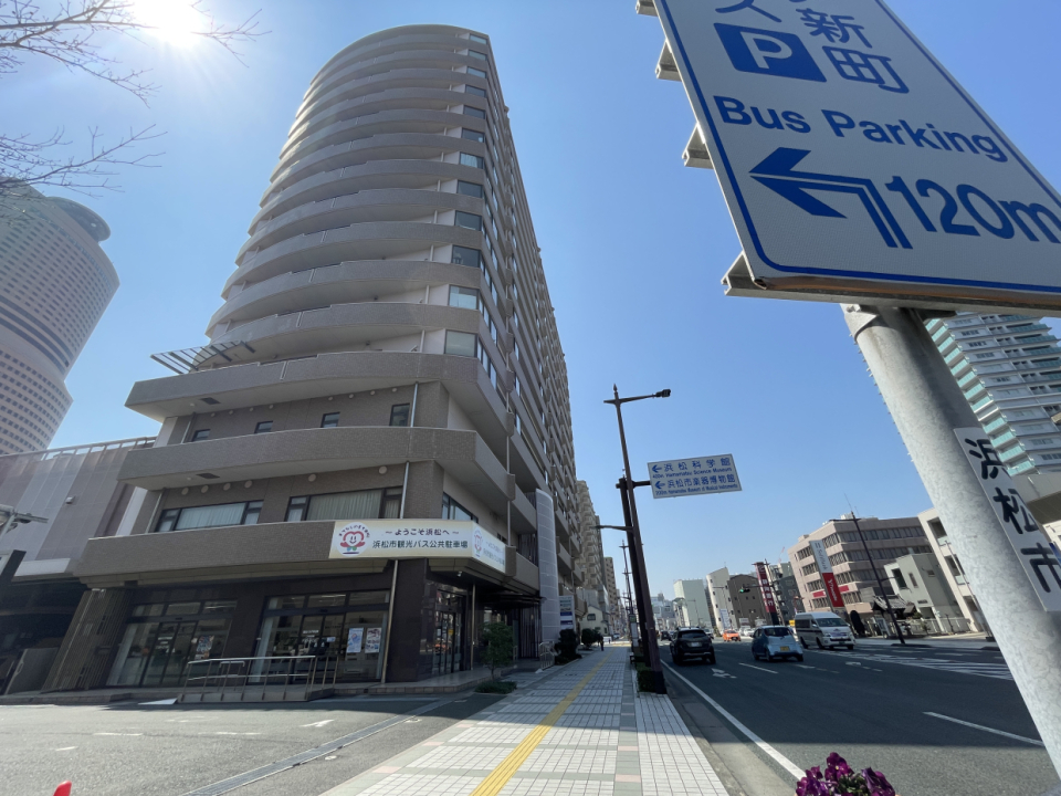 国道152号線に面しています。青空に向かってそびえる15階の分譲マンション