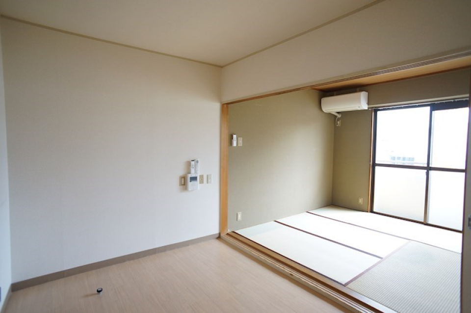 4.8帖の洋室と4.5帖の和室があります