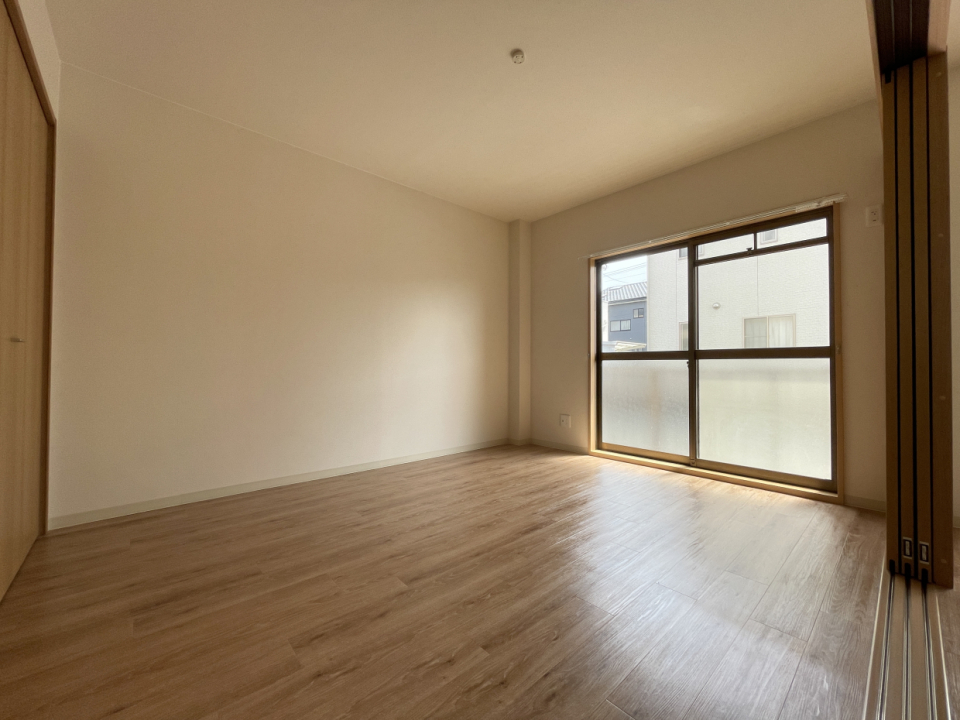 洋室は6帖。このお部屋からバルコニーに出られます。
