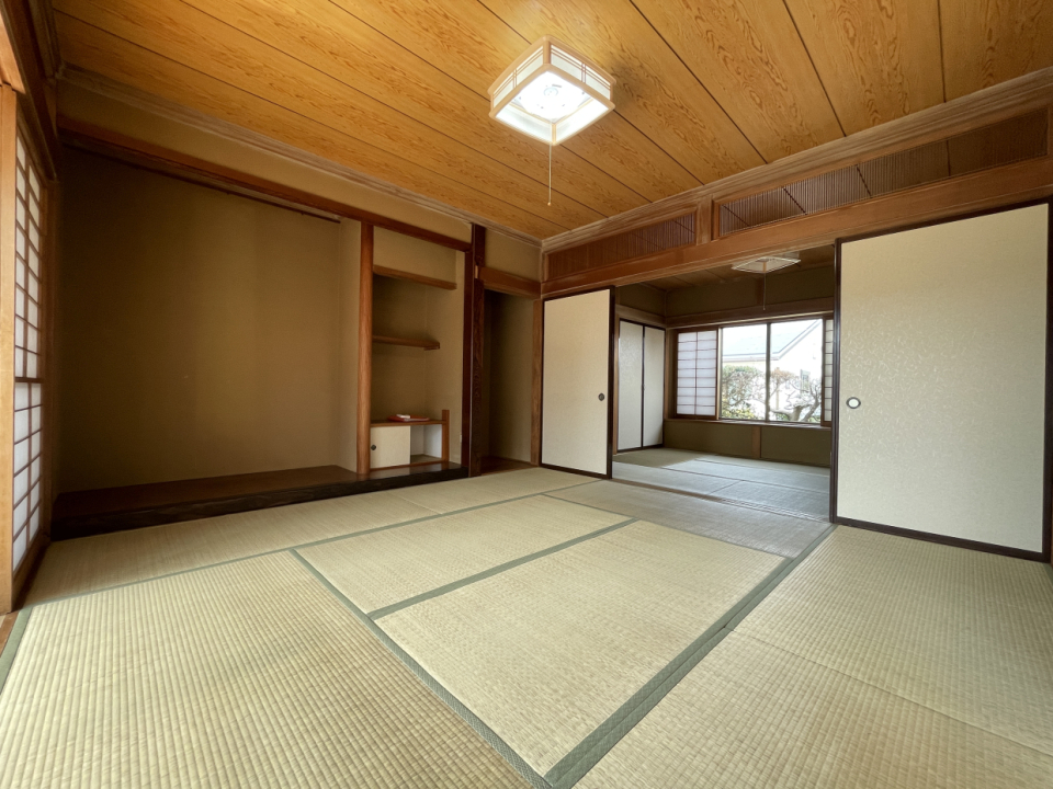 和室間の襖を開けると開放感があるひと続きの空間に