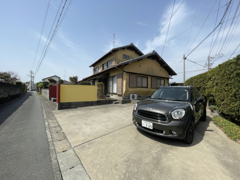 前面道路は狭めです。普通車は切り返し駐車の練習を