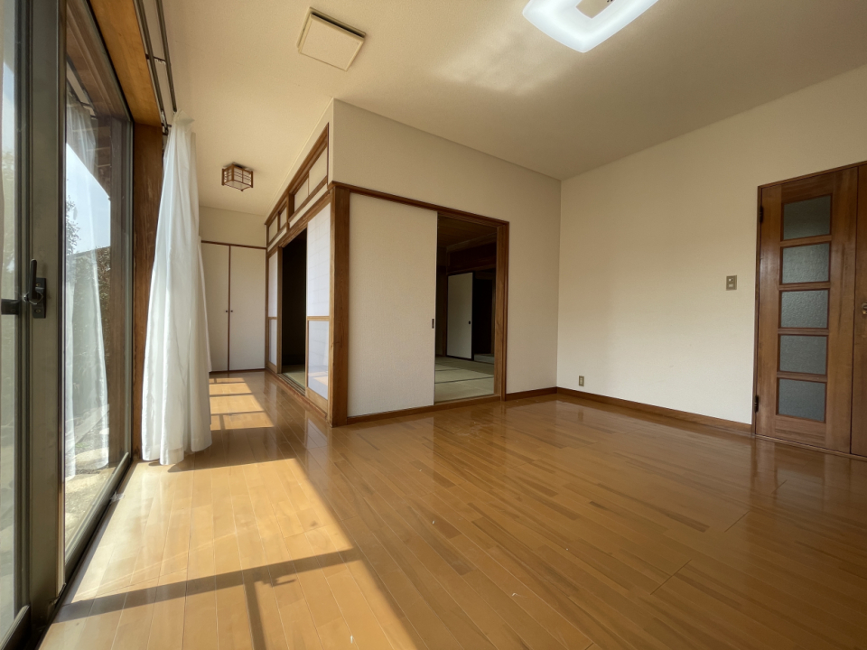 8帖の洋室。広縁につながっていて、お隣には和室