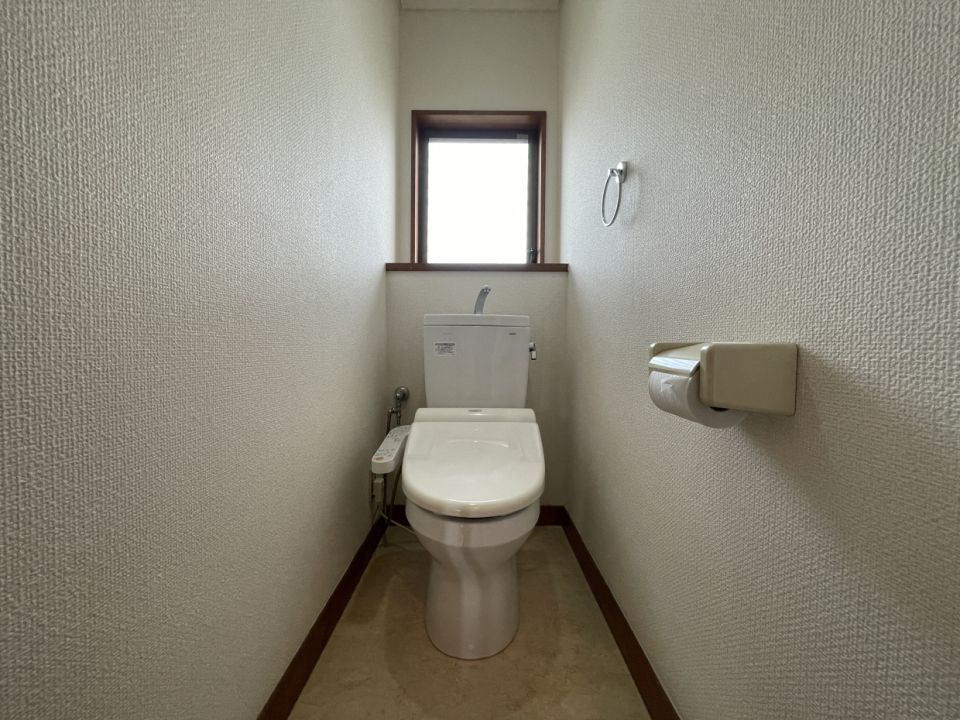 1階のトイレは白