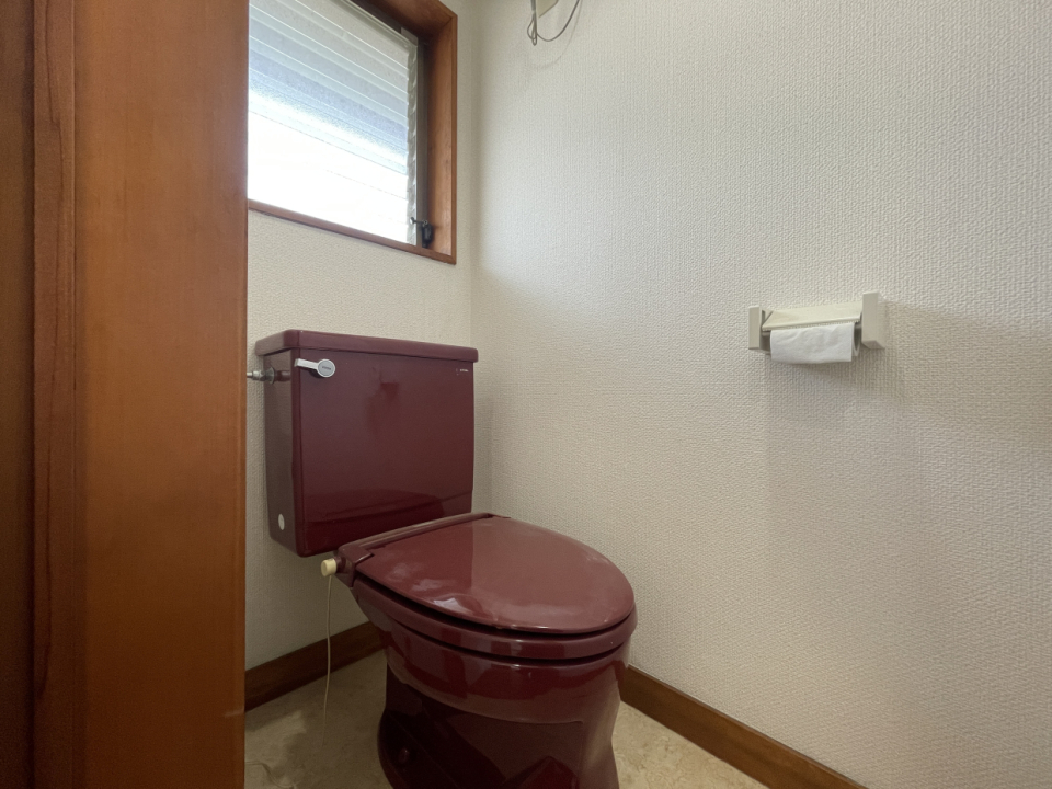 2階のトイレは小豆色
