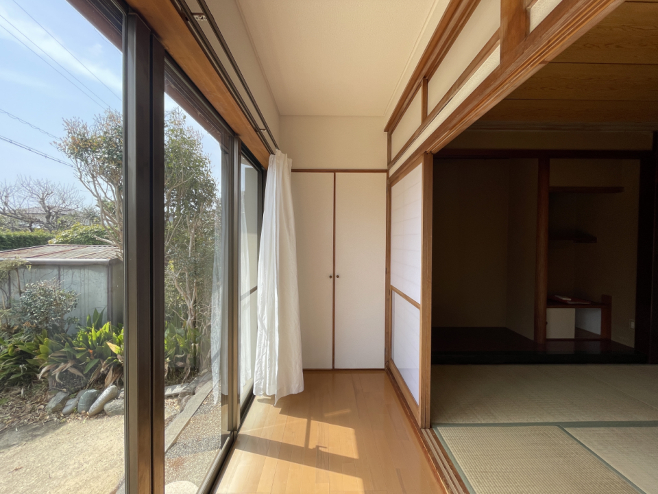 ぽかぽかの広縁でごろごろしたい。突き当たりに押入収納があります