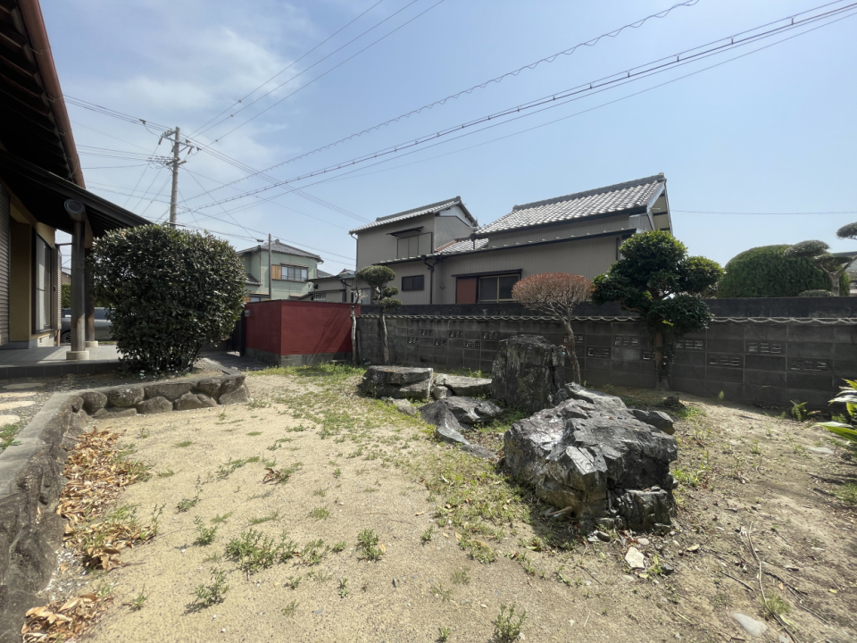 広ーいお庭！日当たりがよいのでガーデニングはいかがでしょうか