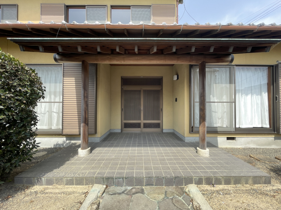 和建築のかっこよさを感じる重厚な玄関
