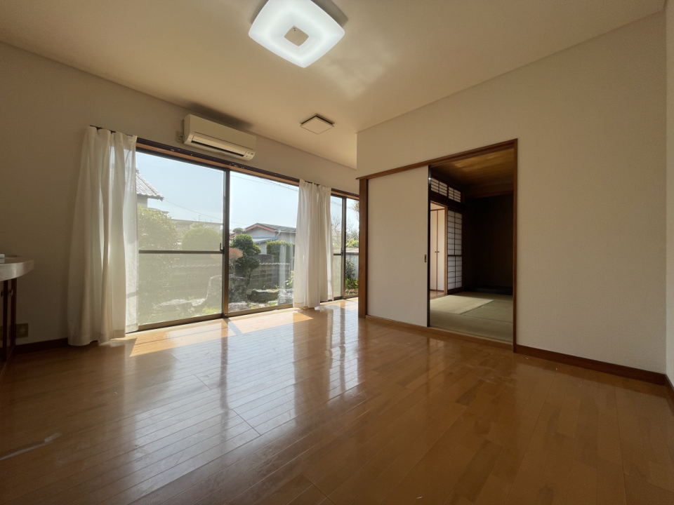 お庭に面しており明るいお部屋