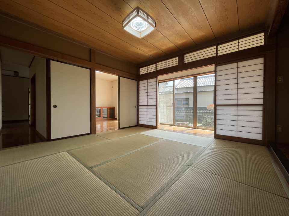 8帖の和室。障子を開ければお庭が眺められます