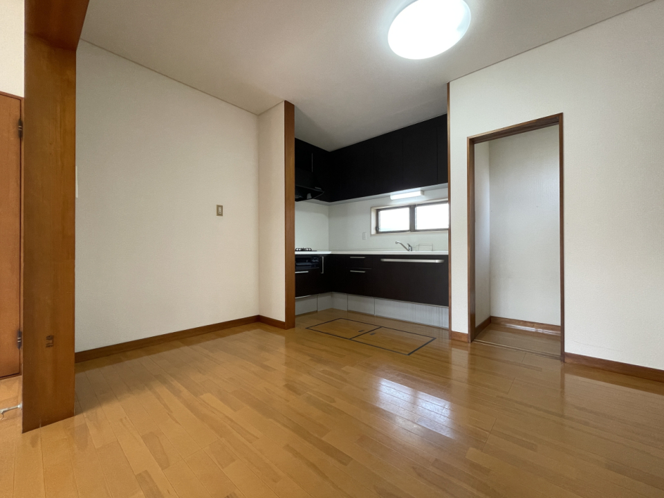 キッチンは壁で囲われて半個室風です
