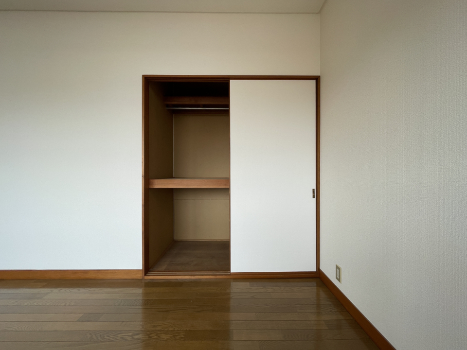 押入。プラケースを入れて下着類はこちらに