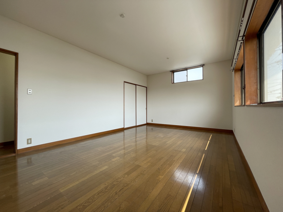ただし収納が小さめなので、寝室にする場合はタンスやラックを追加してもいいかも