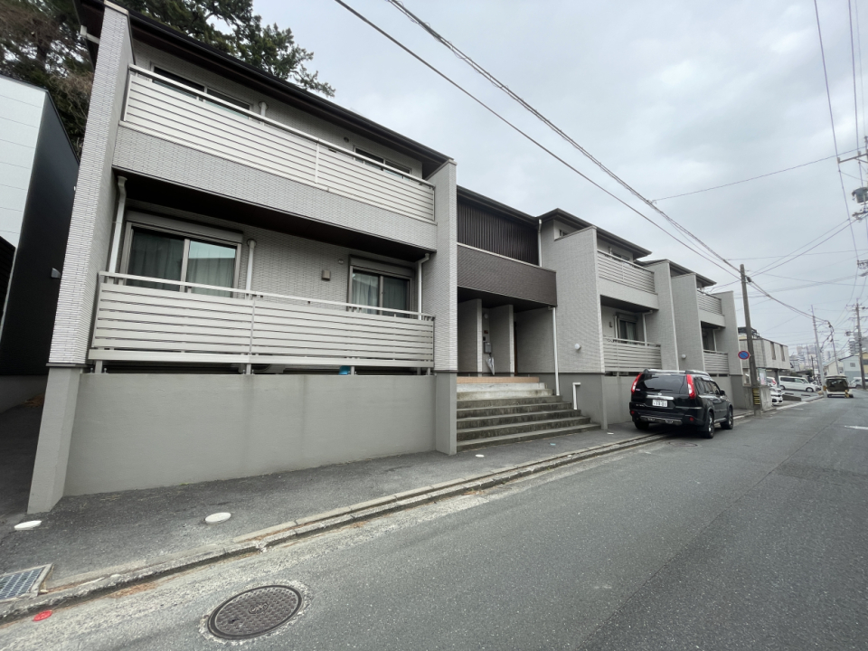 お部屋は2階の角部屋です。