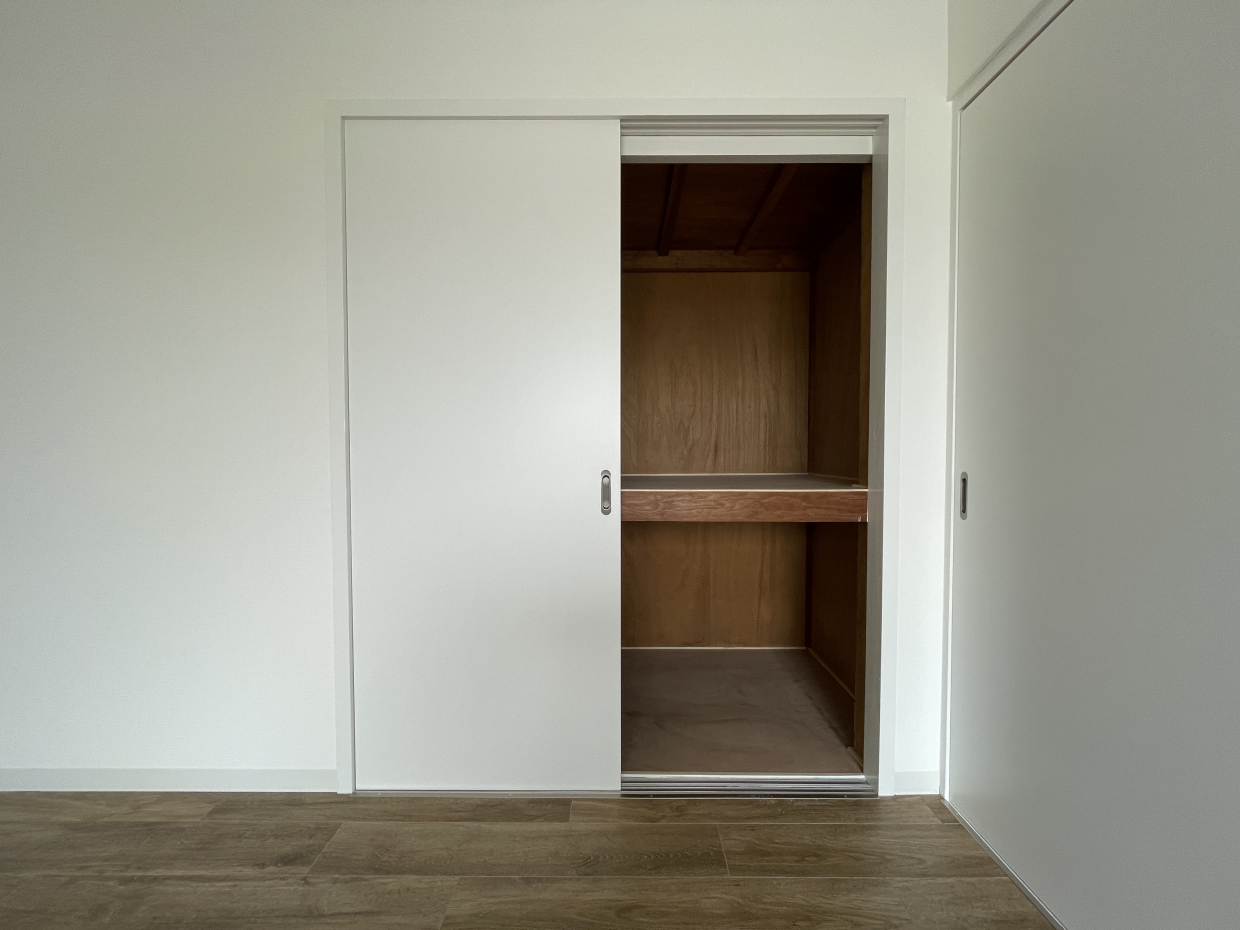 このお部屋にも押入収納があります。プラケースなど活用しましょう