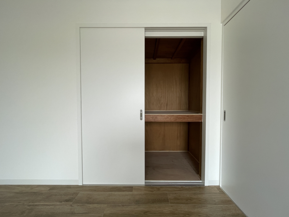 このお部屋にも押入収納があります。プラケースなど活用しましょう