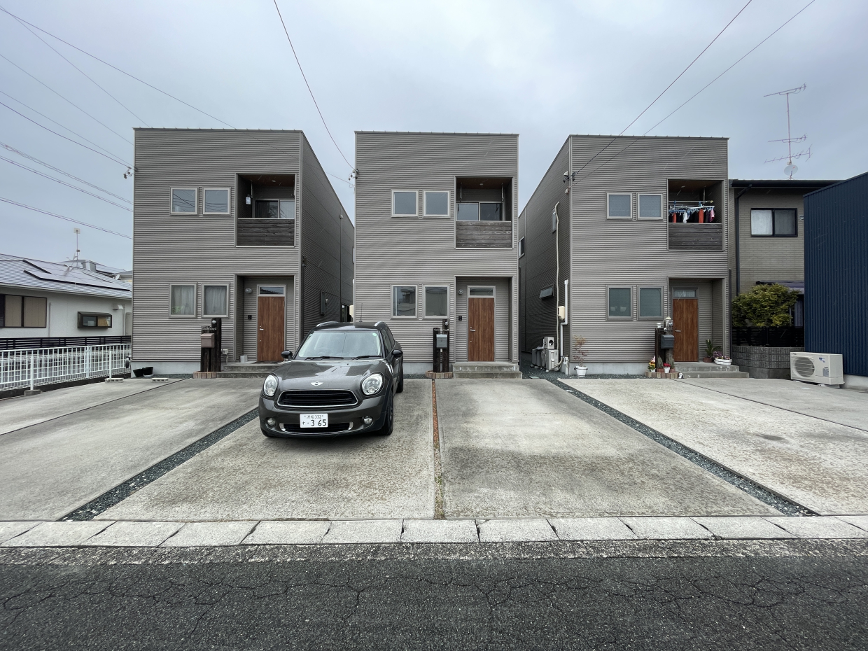 駐車スペースは建物前に2台です