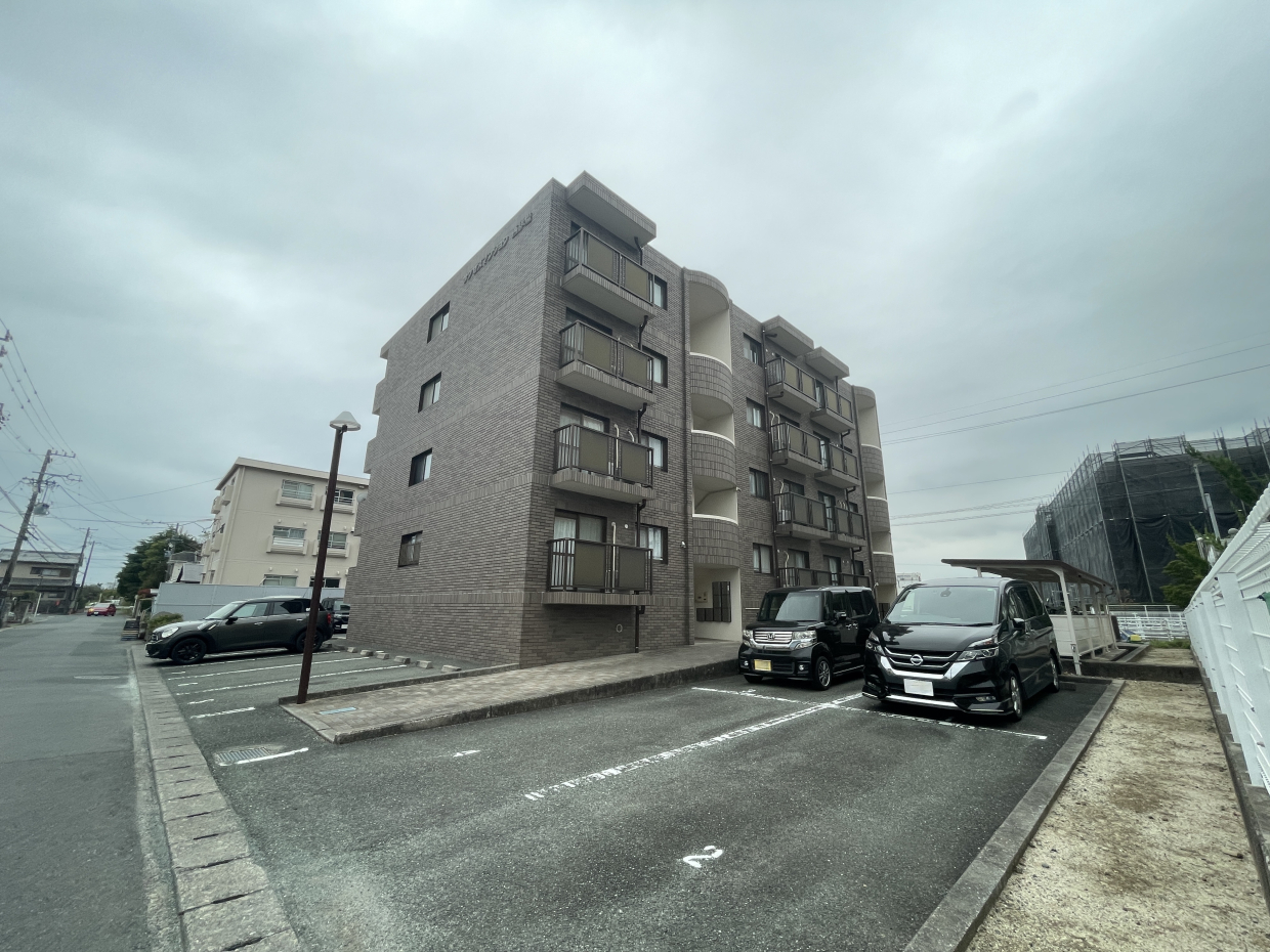 外観。建物周りが駐車場です