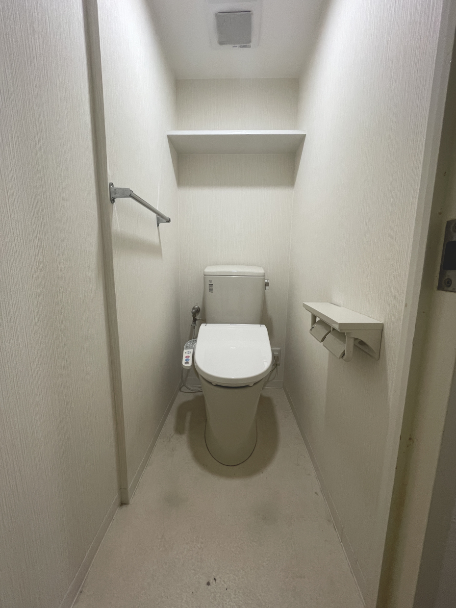 トイレも奥行きがあります。簡易棚付き